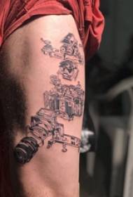 Татуирано бедро мъжко момче бедро на черна механична татуировка снимка