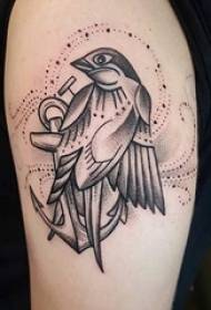 Bird tatuaje neska beso handia hegazti beltzaren tatuaje irudian