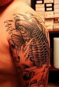 Zgodan tradicionalni uzorak tetovaže lignji na velikoj ruci