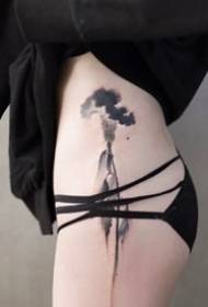 Vzor tetovania v čínskom štýle na ženskom boku v stehne