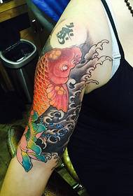 Fang det overbevisende store røde blekksprut-tatoveringsbildet