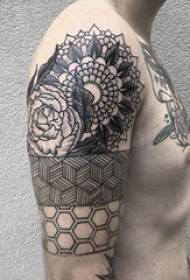 Illustration de tatouage de gros bras mâle gros bras sur la photo de tatouage géométrie et fleur