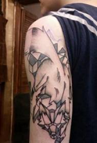 Dviguba rankos tatuiruotė su didelėmis rankomis ant juodo vilko tatuiruotės paveikslėlio