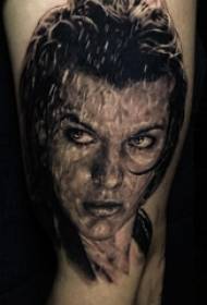 Карактер портретна тетоважа дечака стегна на слици портретна тетоважа лика