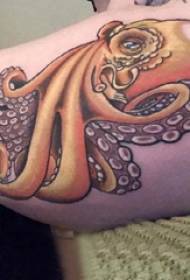 Ang pattern sa tattoo sa Octopus nga tattoo sa litrato nga gipintalan sa babaye nga paa