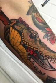 Big arm European and American school crocodile dagger tattoo pattern