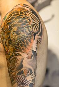 Голямо въоръжената татуировка със златни калмари показва мъжественост