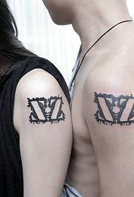 Modello di tatuaggio di coppia semplice alfabeto inglese braccio grande