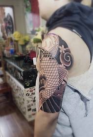 Grote arm zwart-witte inktvis tattoo foto jaar oud