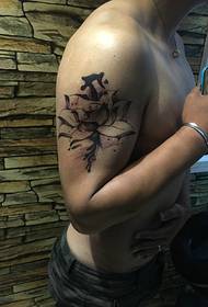 Anak laki-laki juga menyukai tato lotus lengan besar yang indah