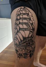 Klenge Segelboot Tattoo männlech Studenteschiicht op schwaarze klenge Segelboot Tattoo Bild