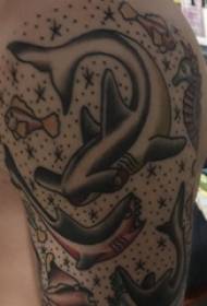 Shark tatoeage yllustraasje manlike feroazje haai tatoeage foto op 'e grutte earm