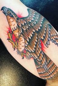 Двойка с голяма ръка на татуировки на момчето с голяма ръка върху цветни снимки на орел татуировка