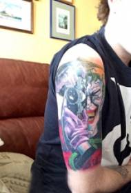 Big arm tattoo illustrasie manlike groot arm op gekleurde clown tattoo foto