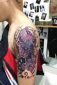 Estilo roxo da imagem do tatuagem da lula do braço grande