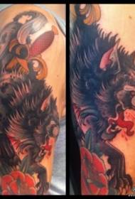 Vzorec tetovaže volka z veliko roko