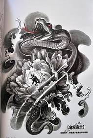 Wzór manuskryptu ze złotym wężowym tatuażem odpowiedni dla nóg o dużych ramionach