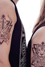 Bardziej skomplikowany wzór tatuażu dla jednej dużej pary ramion