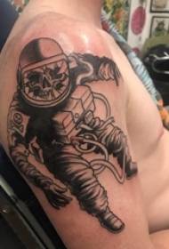 Doudekapp Tattoo Jong grouss Aarm op schwaarz Doudekapp Astronaut Tattoo Bild