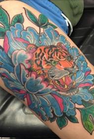 Татуировка с цветами и тиграми девушка бедро Татуировка с цветами и тиграми картинка