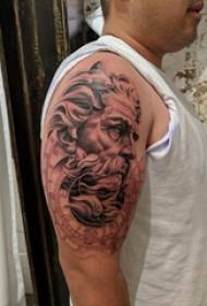 Crna siva realistična tetovaža muški lik velika ruka na crnoj slici tetovaža karaktera