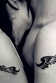 Staged passion pasangan gambar lengan besar kepribadian tato