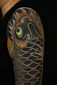 Черная мужская рука, покрытая татуировками с большими кальмарами