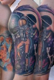 Illustrazione di tatuu di bracciu grossu bracciu maiò maschile nantu à a foto di u tatuu còsmicu è astronautu