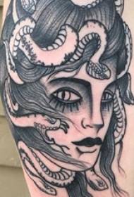 Bildo de Medusa Tattoo Masklo Medusa sur Nigra Griza Medusa Tattoo Bildo