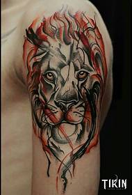 Retrat de tatuatge en aquarel·la, cap de lleó de braç gran