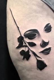 Pereche de portret de băiat tatuaj cu braț mare pe braț mare și poză tatuaj trandafir