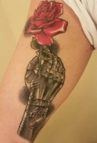 Gadis gambar tato mawar dicat gambar tato mawar di lengan besar