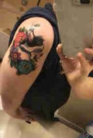 Stor arm tatuering illustration flicka stor arm på blomma och katt tatuering bild