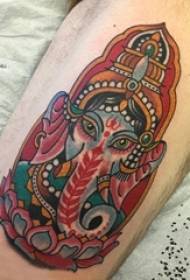 Tattoo soos god, manlike olifant op die dy, gekleurd olifant tatoo prentjie