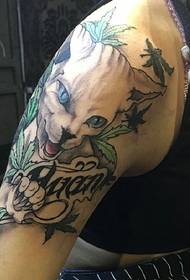 Lindo e poderoso tatuaje de gato armado de gran tamaño