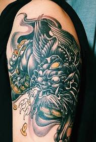 Tatuaggio classico unicorno tradizionale a braccio grande