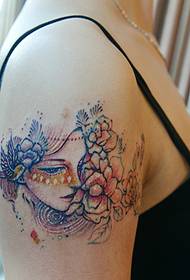 Veľmi krásny portrét krásnej ženy s tetovaním