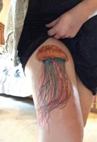 Jellyfish Tattoo Patroon Gekleurde Jellyfish Tattoo Picture op Girl's Dij