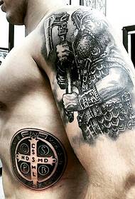 남자의 측면 갈비 토템과 큰 팔 갑옷 전사 문신 사진