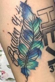 Насликана тетоважа девојка во боја на пердуви на бутовата слика за тетоважа