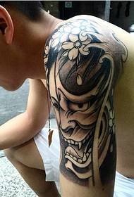 En stor arm som en tatuerad tatuering som män inte kan leva utan.