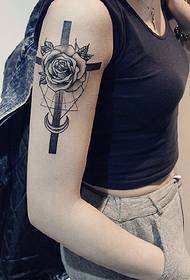 Tatoeëring met groot arm tatoeëermerk met kruis en blomme
