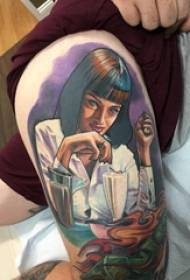 Tegn portrett tatovering jente på låret på farget karakter portrett tatoveringsbilde