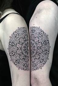 Veľké rameno spája vzory vanilkových tetovaní