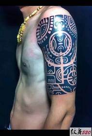 Mies iso käsivarsi luova totem tatuointi