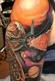Ilustracija velike ručne tetovaže muška velika ruka na obojenoj kosmičkoj tetovaži slike