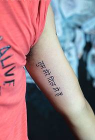 jednoduché tetovanie Sanskrit skryté vo vnútri ramena