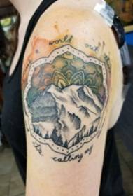 Divkāršie lielo roku tetovējumi sievietes lielās rokas uz krāsainajiem ainavu dekorācijas tetovējumu attēliem