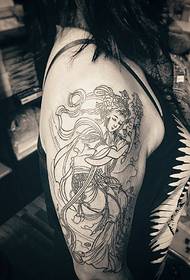 Голема убава девојка портрет тетоважа