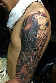 Tattoo ya armê ya mezin bi lotus û squid re tê hev kirin